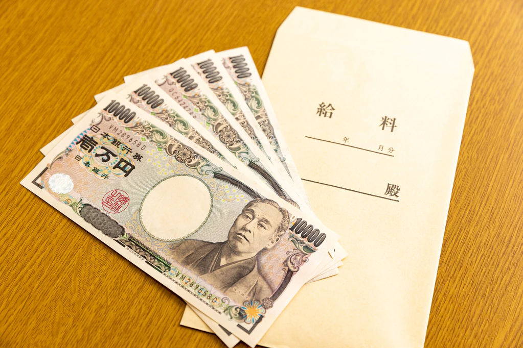 高卒の初任給・年収の平均は?大卒との違いや高い年収ランキングを紹介 ブログ 株式会社ワールドインテック 高卒の初任給・年収の平均は?大卒との違いや高い年収ランキングを紹介 ブログ 株式会社ワールドインテック
