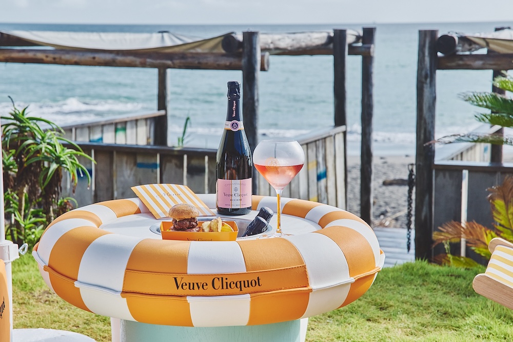 Motona Beach Clubにてヴーヴ・クリコ期間限定ポップアップイベント「SUN CLUB BEACH HOUSE」8月8日（土）～16日（日）まで開催のサムネイル