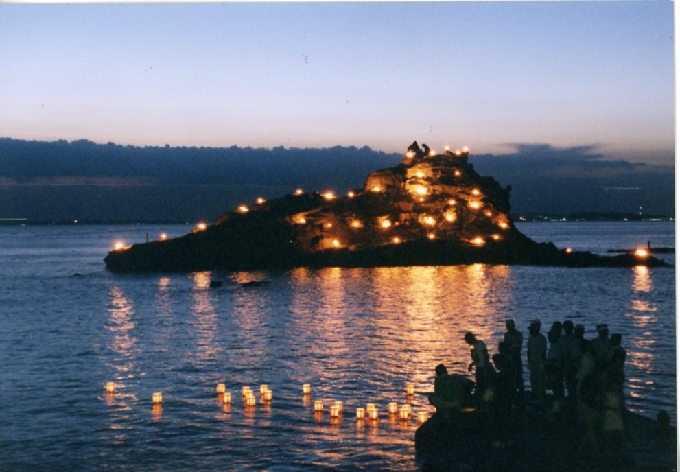 夏の夜に浮かぶ、祈りの灯火。 「灯籠流し」8/16（土）鋸南町で開催