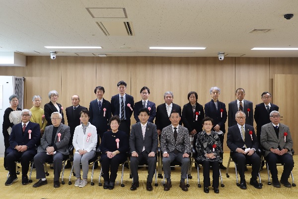 受賞された皆さまと長谷部区長と斎藤区議会議長が座って並んでいる様子の写真