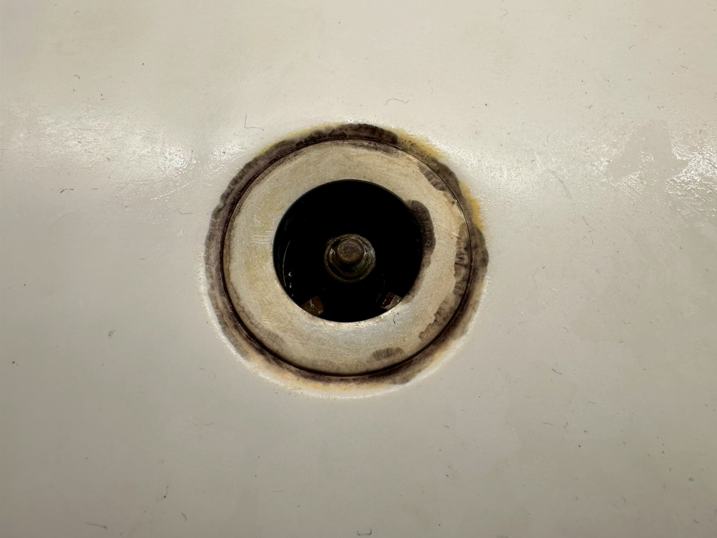 清掃前排水溝のカビ