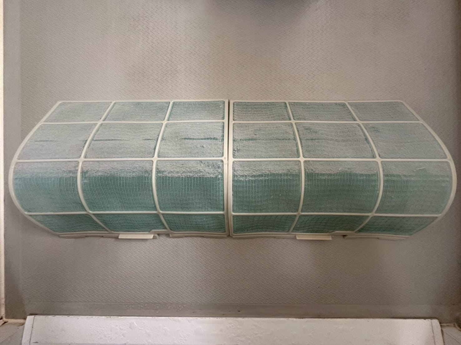 清掃前のホコリまみれなフィルター