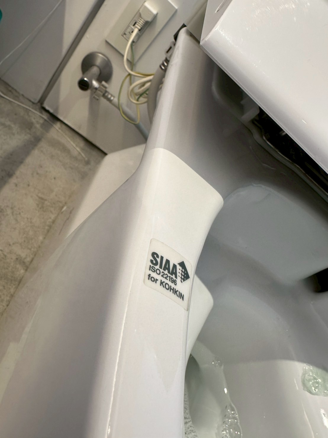 清掃後のトイレの縁