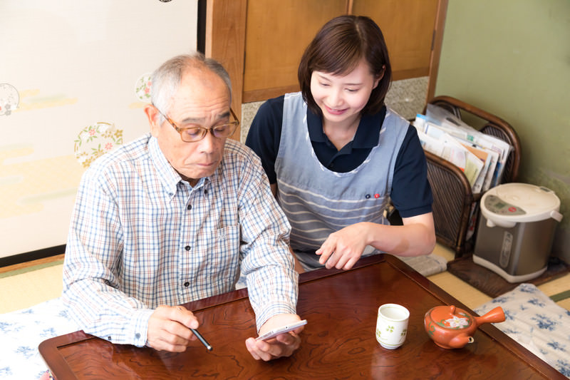 介護業界の深刻な人材不足の実態とは？原因や解決方法も紹介｜派遣のキャリアマルシェ