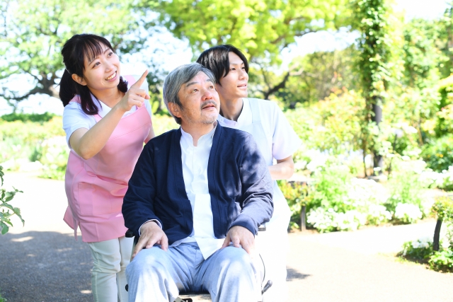 介護業界の深刻な人材不足の実態とは？原因や解決方法も紹介｜派遣のキャリアマルシェ