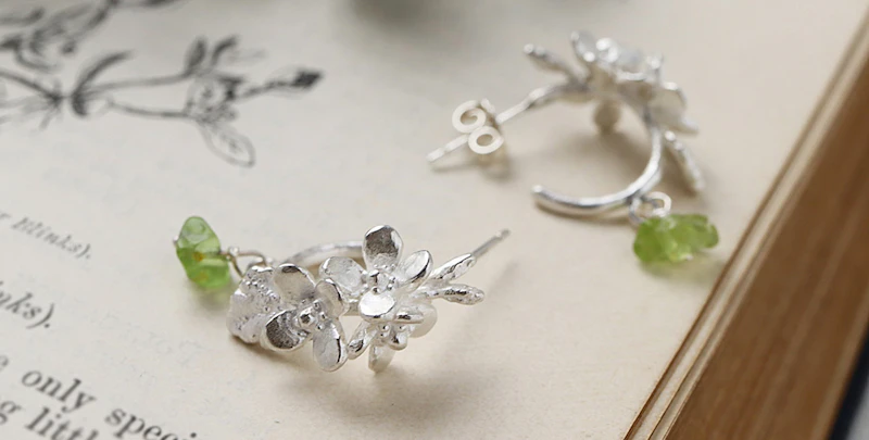 草花のアクセサリー