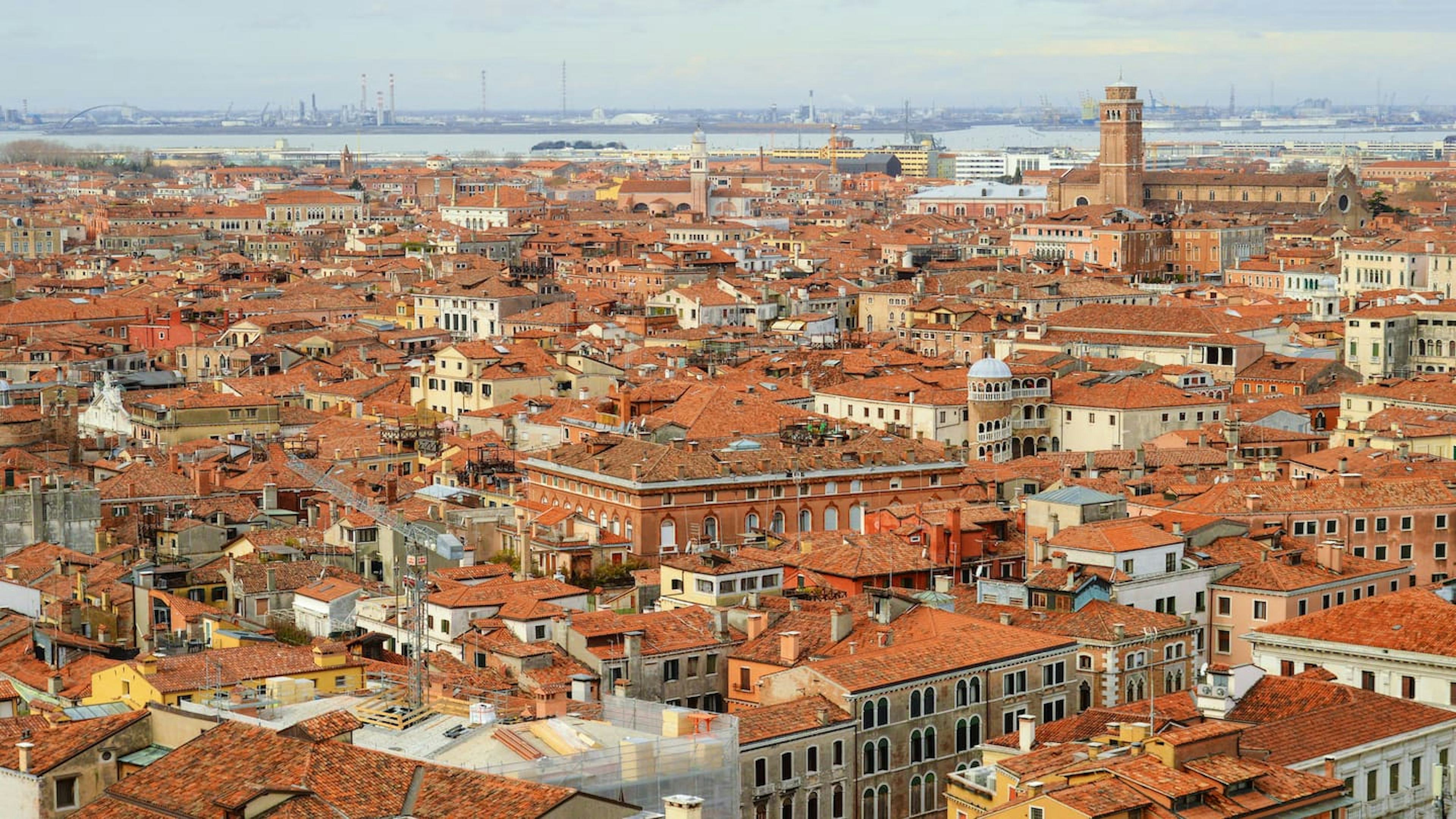 【2026年最新】イタリアの6月の気温は？おすすめの服装や持ち物を解説