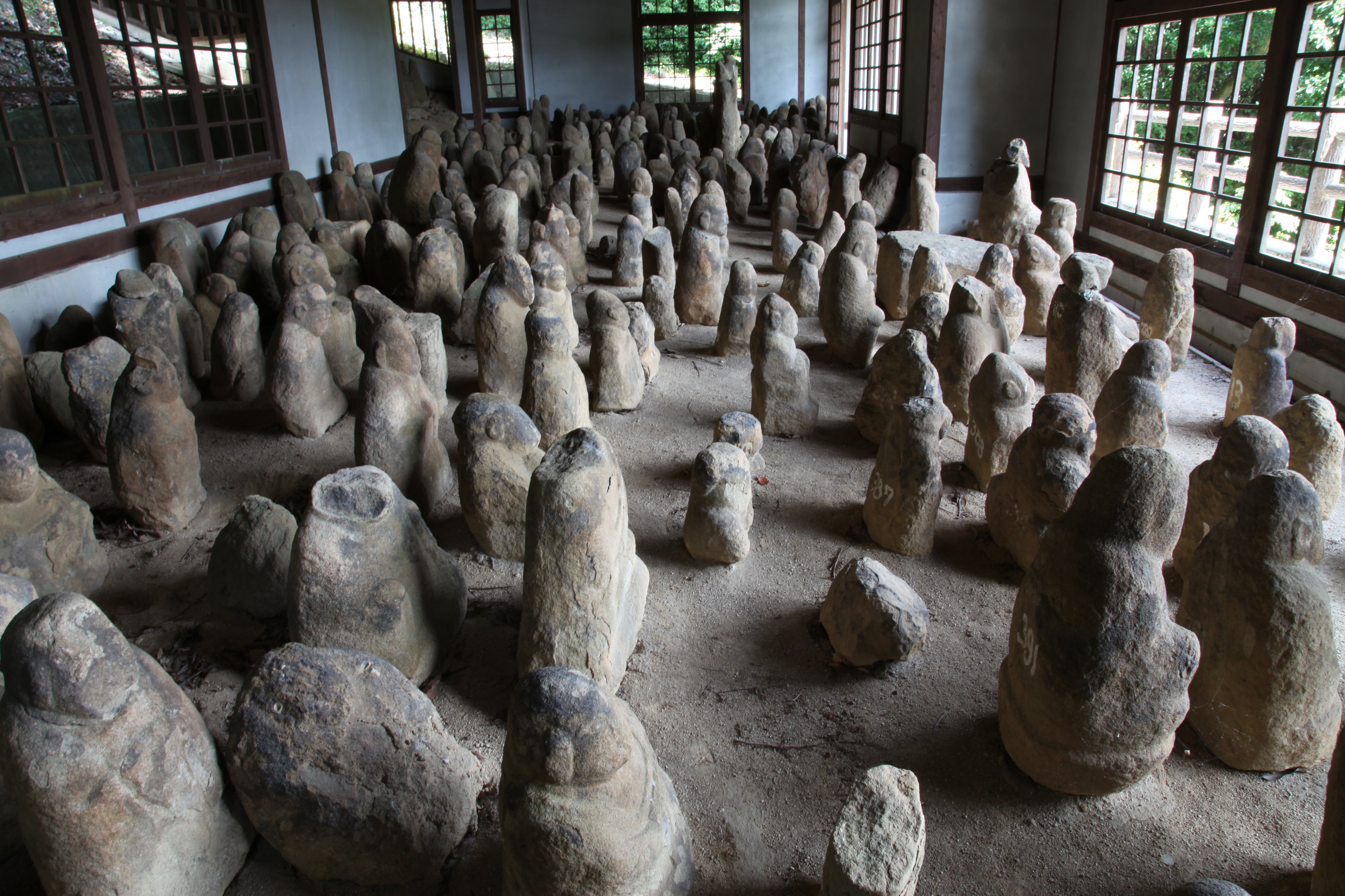 表情豊かな石像に出会う！福岡県・嘉麻市の「山野の石像群」の楽しみ方