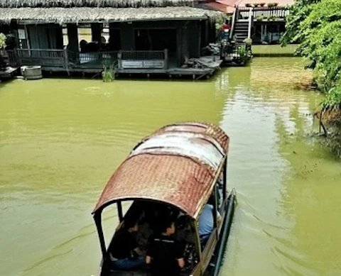 タイのアユタヤ水上マーケット