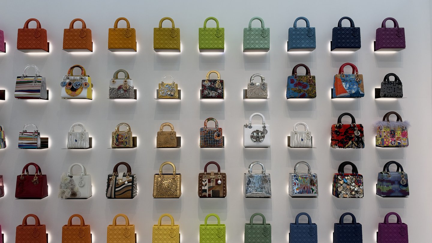 DIORの店内に並ぶバッグ