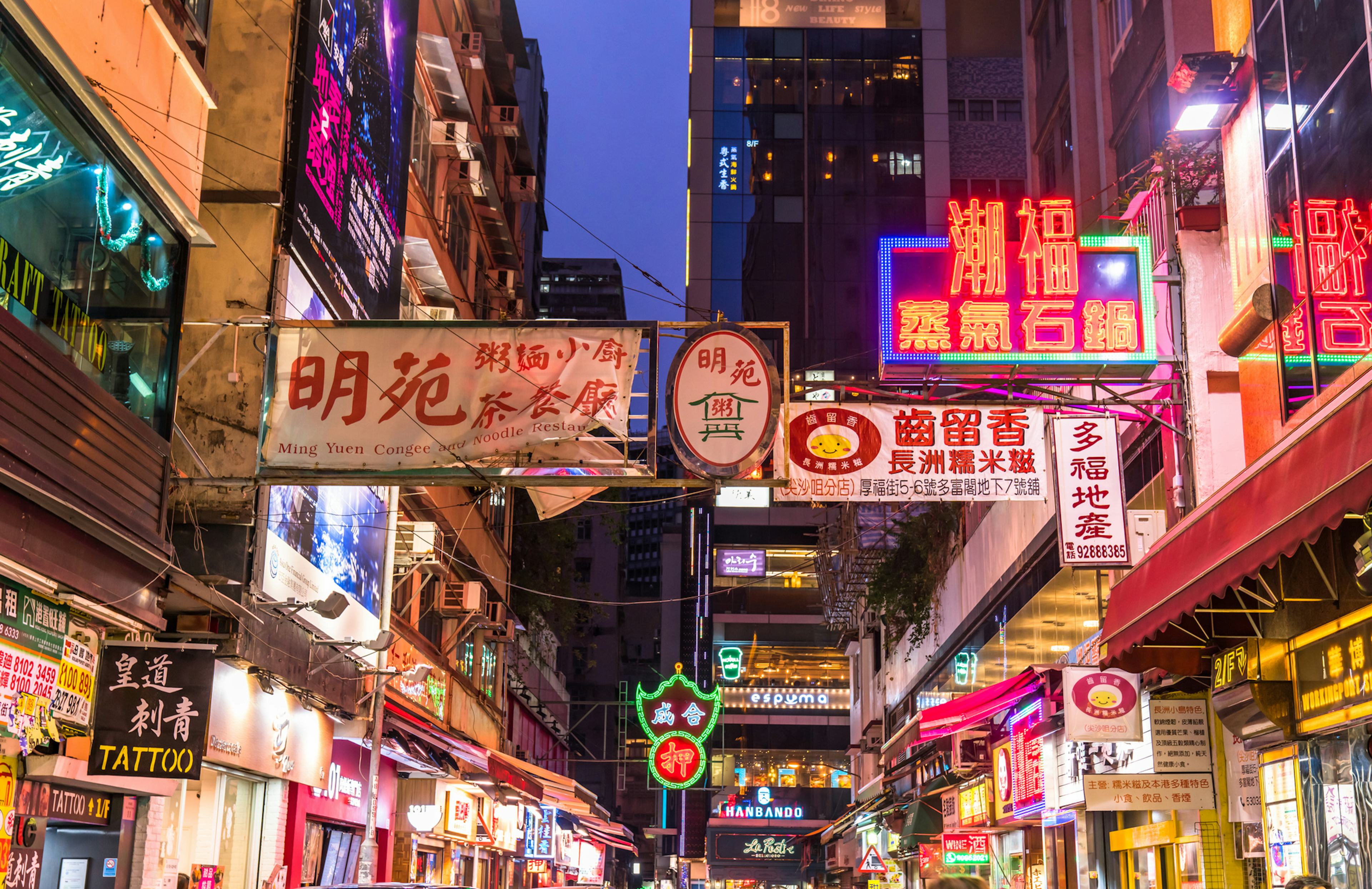 【2025年最新】香港の8月の気温は？おすすめの服装や持ち物を解説