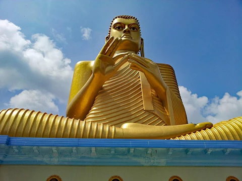 シギリヤのダンブッラ黄金寺院