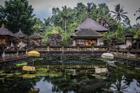 ティルタ エンプル寺院