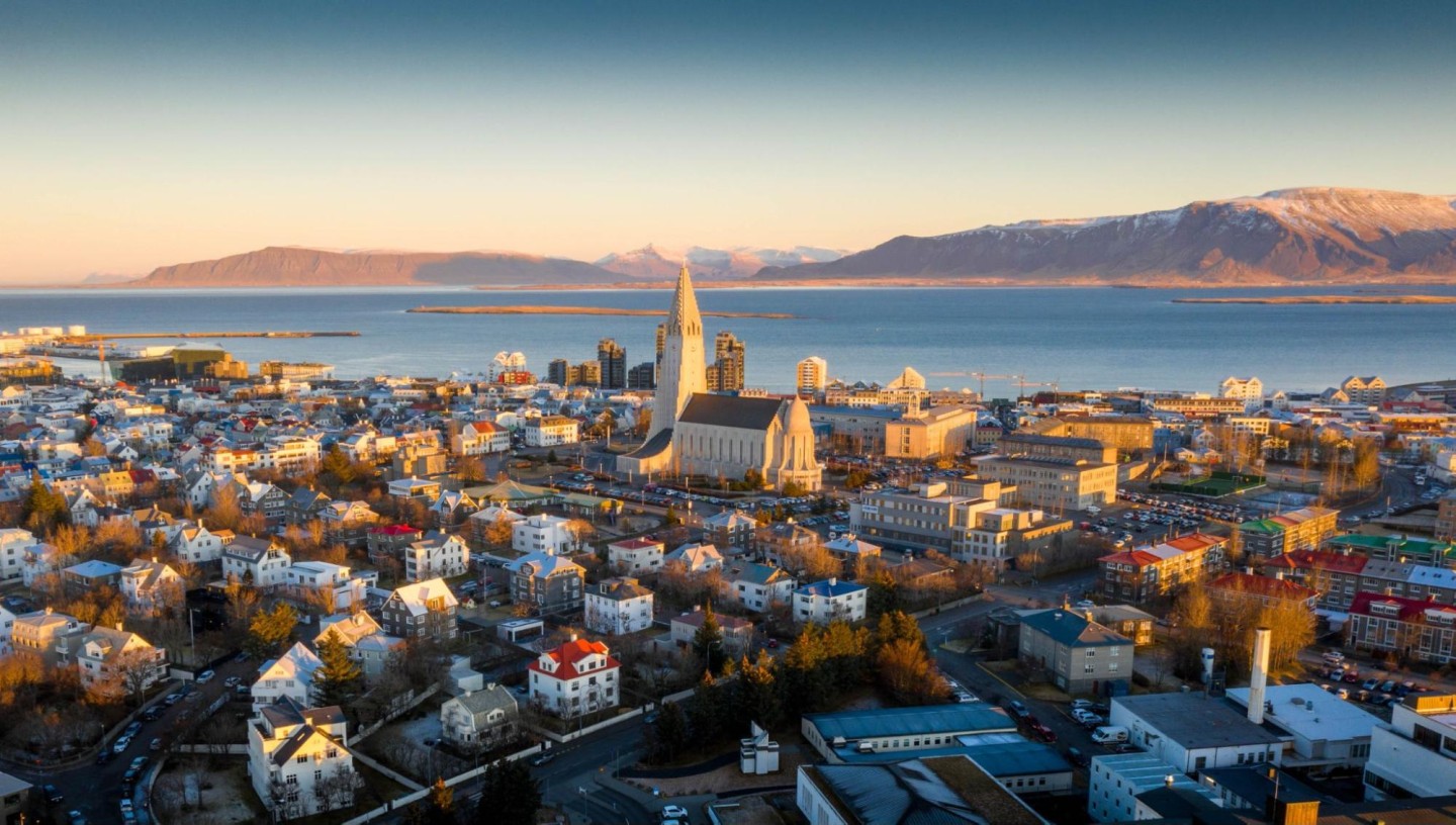驚きの安さアイスランド・丘の街並み 自然、風景画