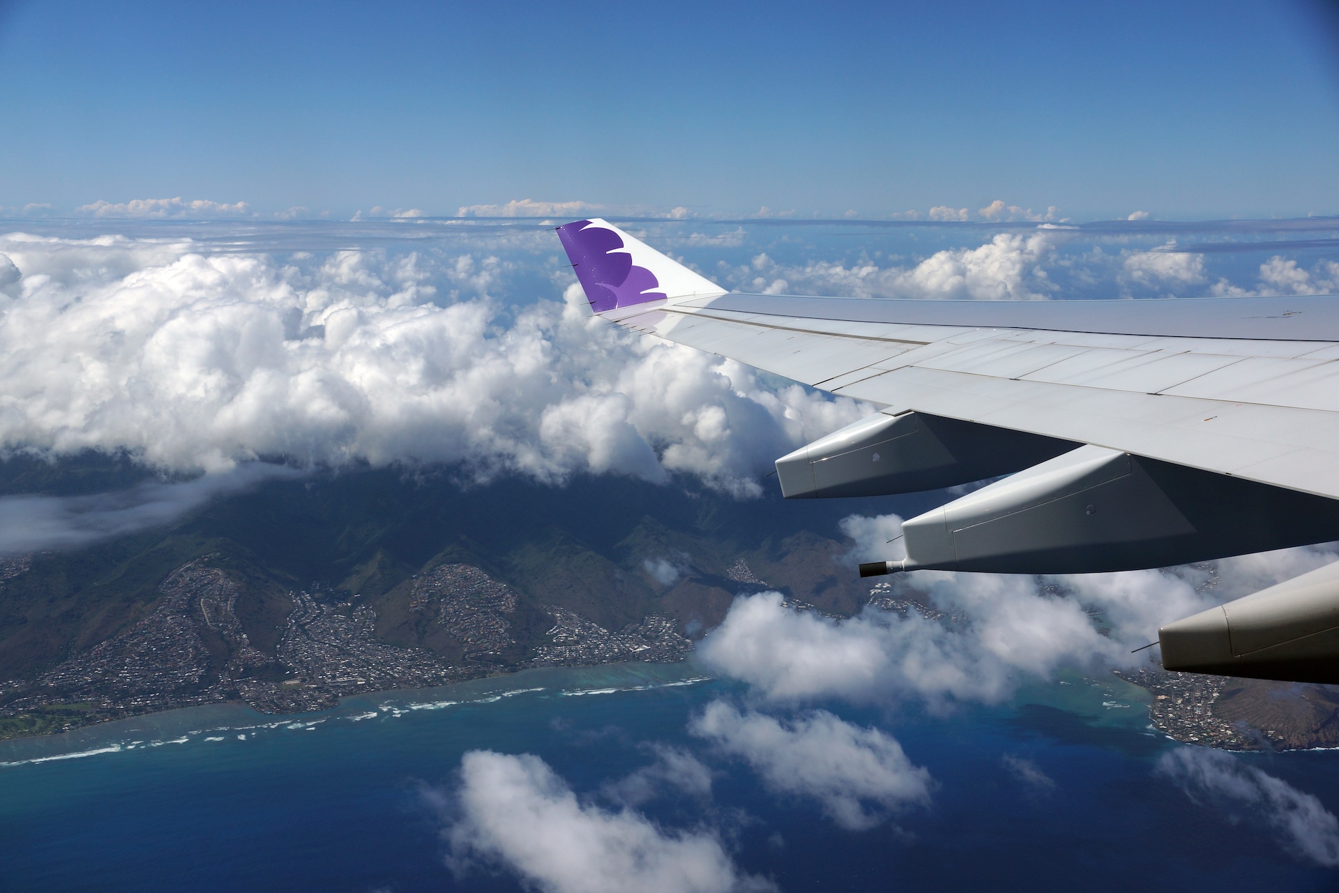 ハワイまでの飛行機の時間や時差はどれくらい 機内での過ごし方も紹介 Newt ニュート
