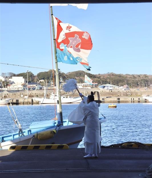 漁船のお祓いする様子