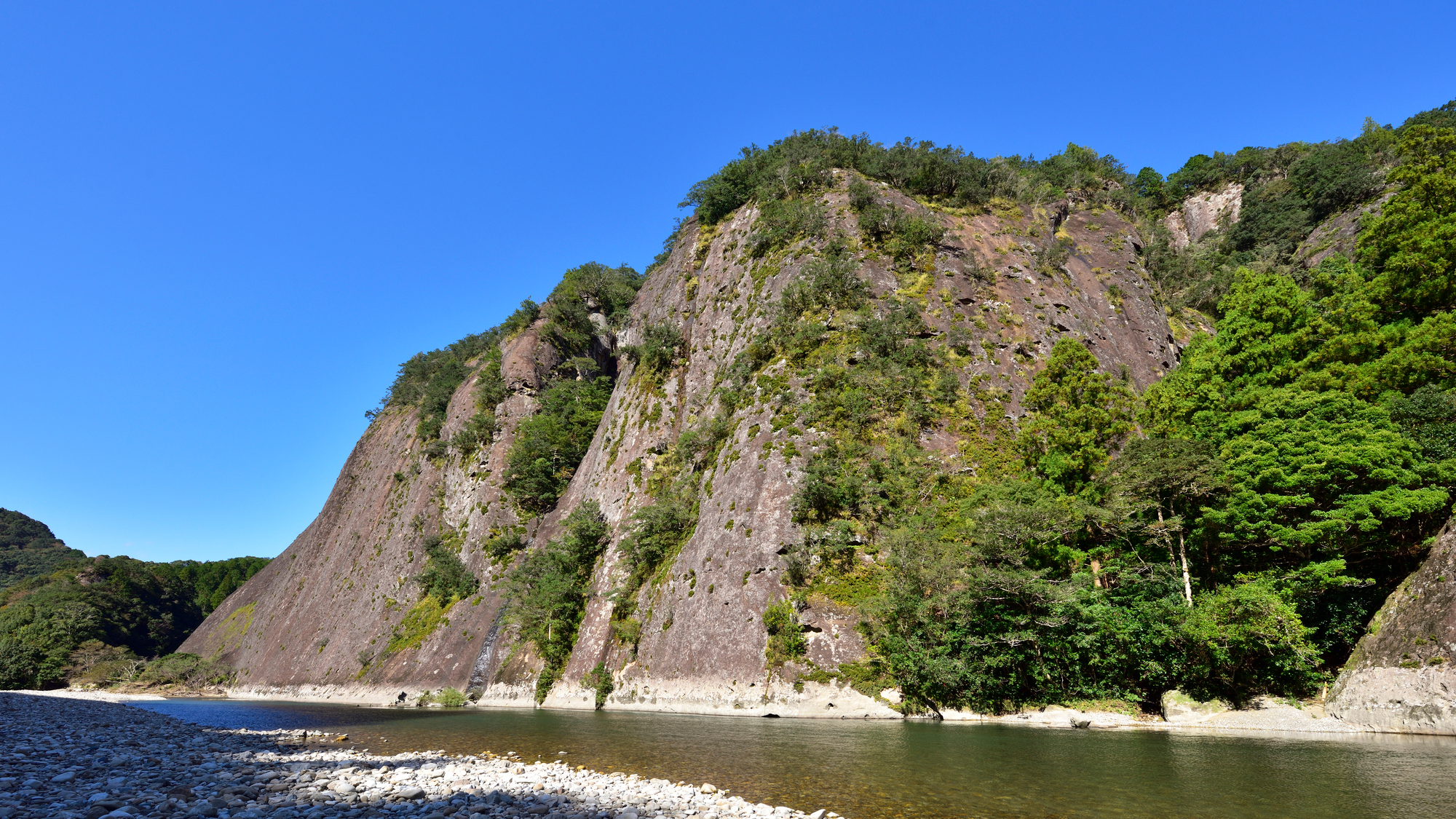 高さ100mの巨岩に圧倒！和歌山・古座川「一枚岩」を訪ねて