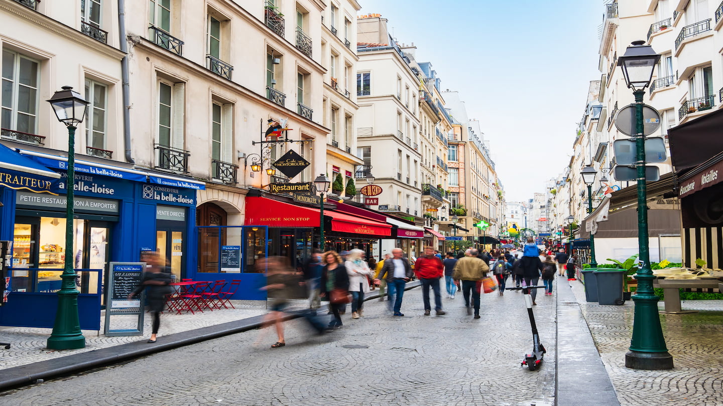 【2026年最新】パリの3月の気温は？おすすめの服装や持ち物を解説