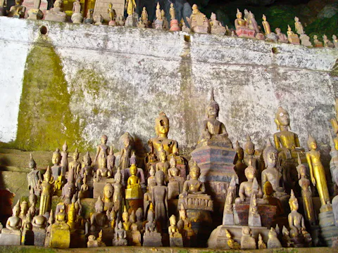 ラオスのパークウー洞窟