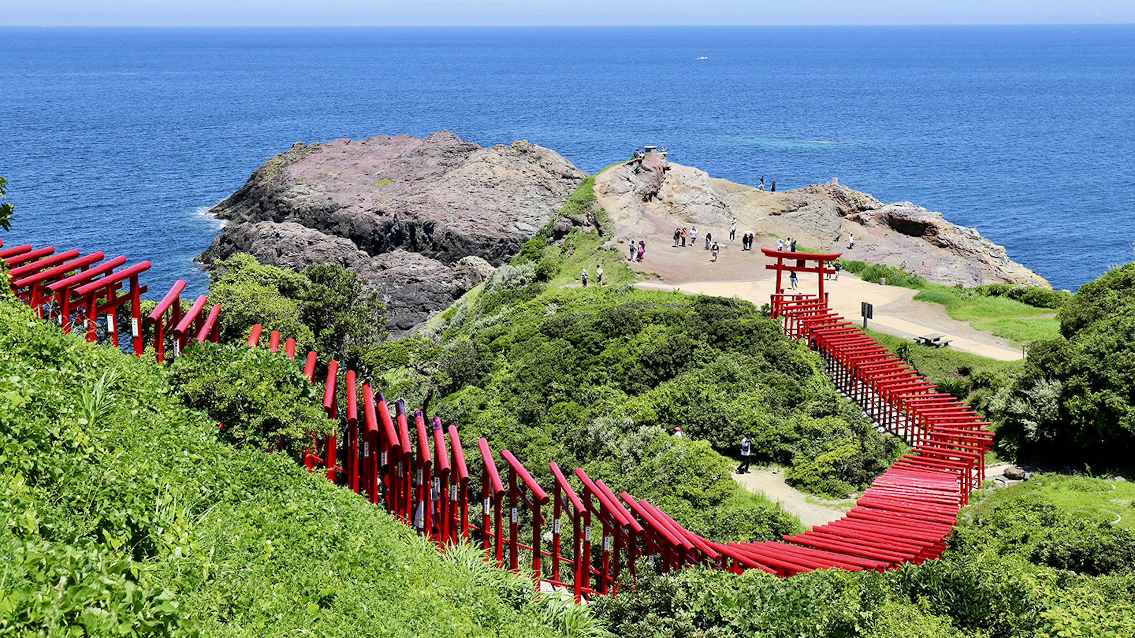 海へ続く赤い鳥居の絶景を望む！「元乃隅神社」の参拝ガイド