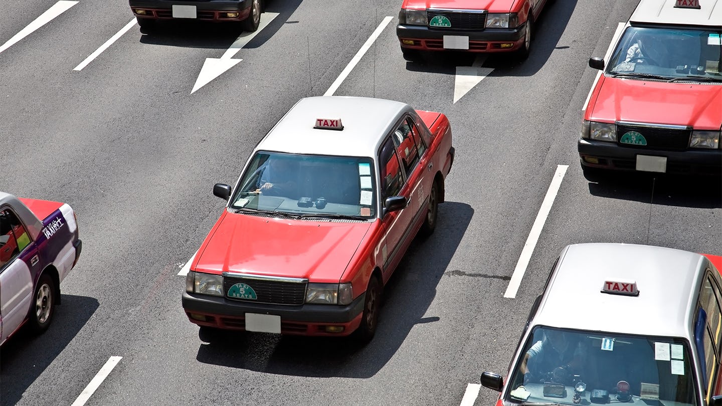 香港タクシーの乗り方ガイド!料金や呼び方、アプリの予約方法などを解説