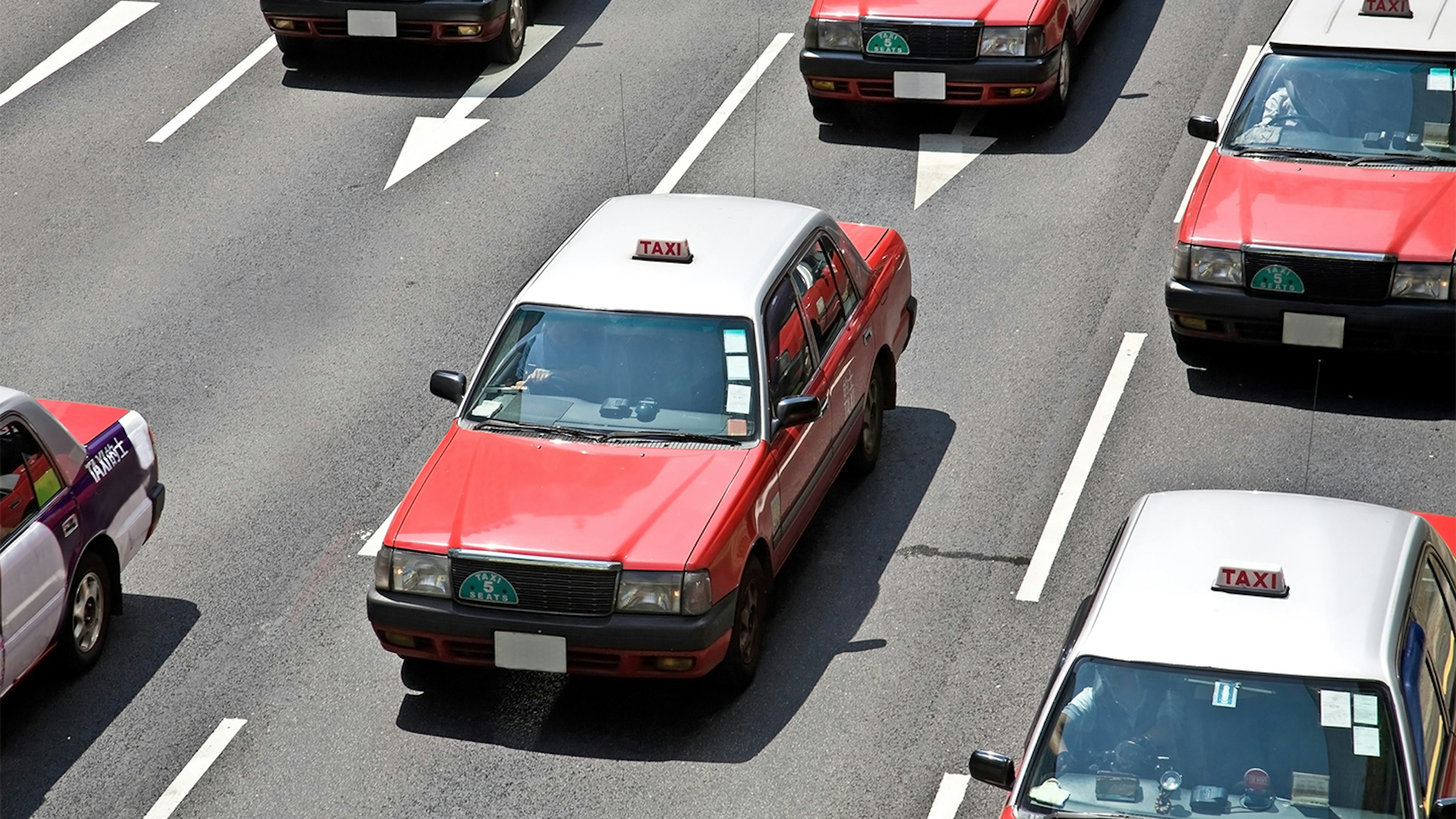 香港タクシーの乗り方ガイド！料金や呼び方、アプリの予約方法などを解説