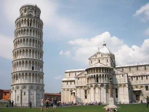 イタリアのピサの斜塔