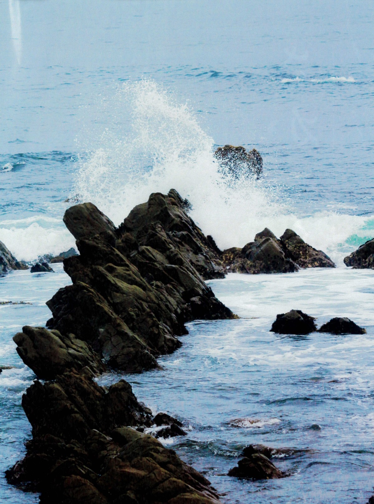 社名の由来になったという「逆列岩」