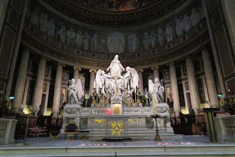 パリの マドレーヌ寺院