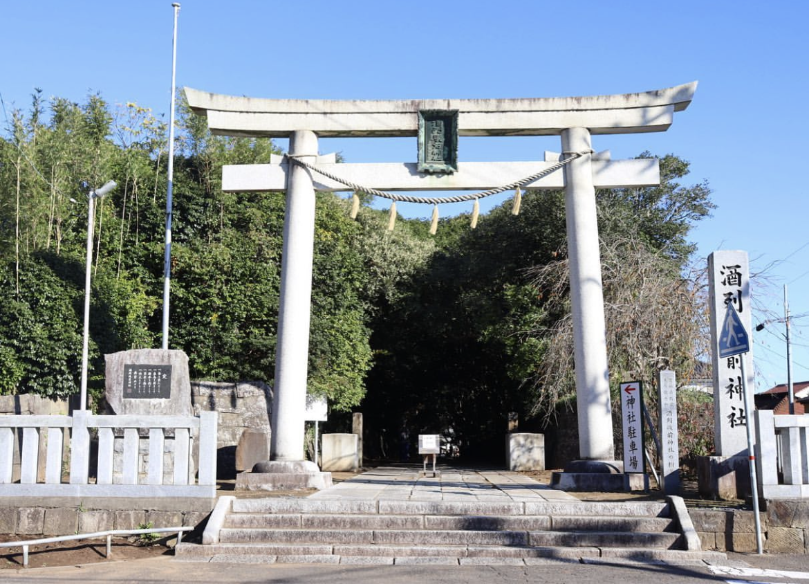 ↑一の鳥居（樹叢の参道入口）