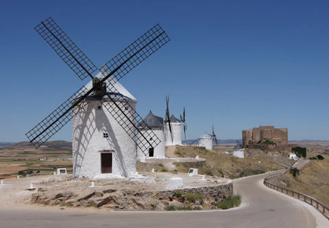スペインのラ・マンチャの白い風車