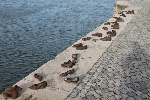 ドナウ川遊歩道の靴