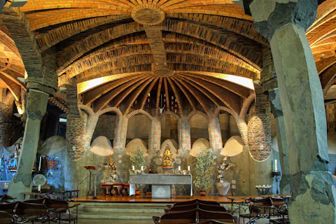 バルセロナのコロニア・グエル教会堂