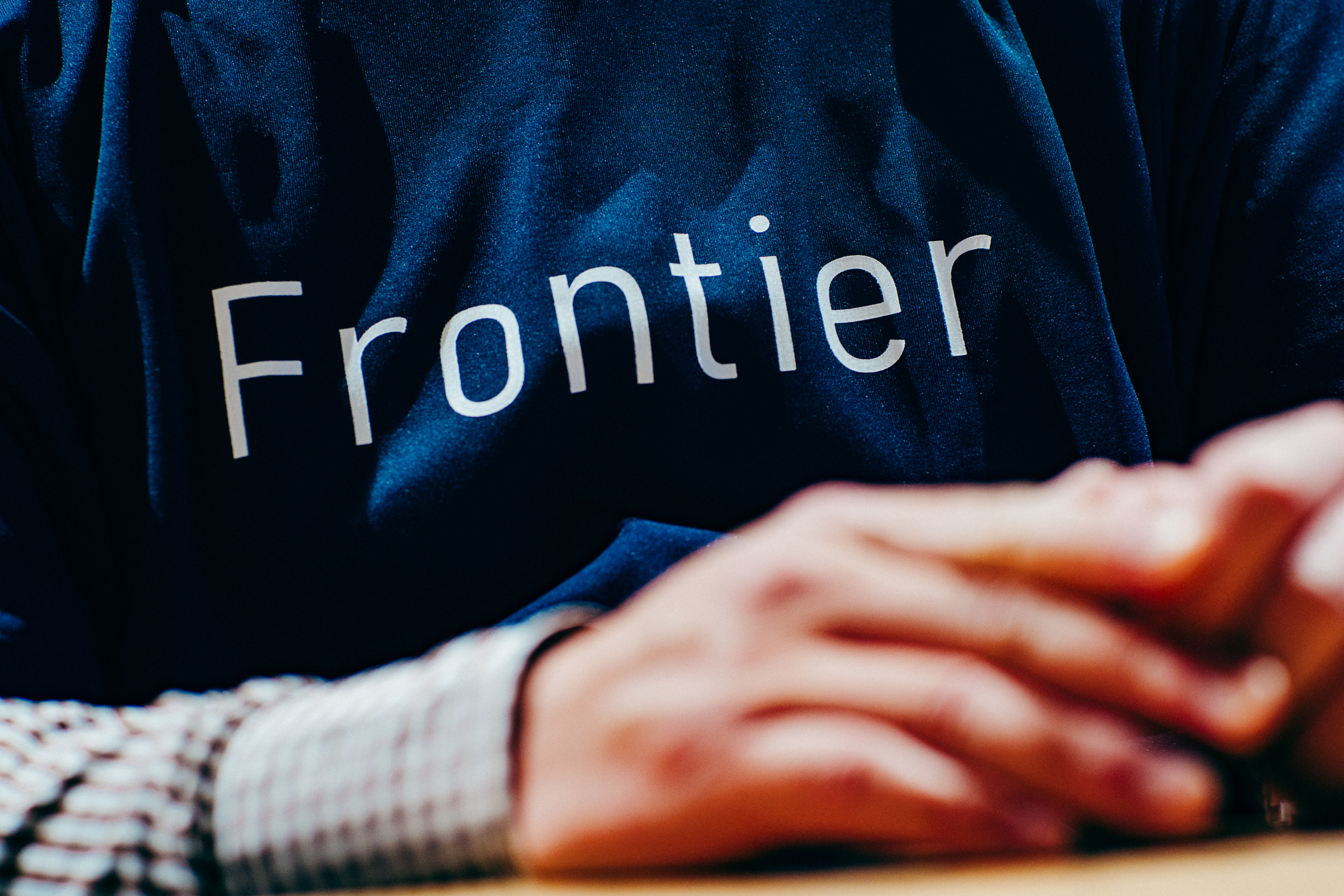 Tシャツに書かれた「Frontier」のロゴ