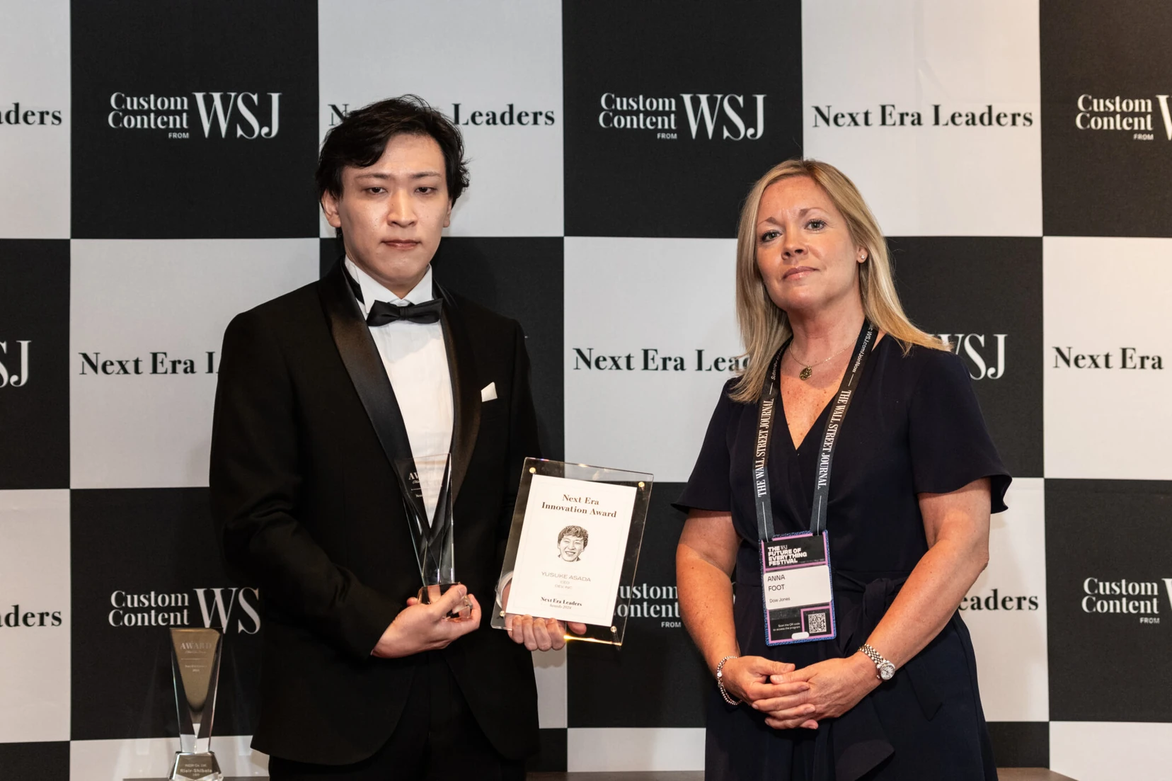 Next Era Leaders AWARDの会場で表彰状を手にする株式会社dev代表の浅田佑介