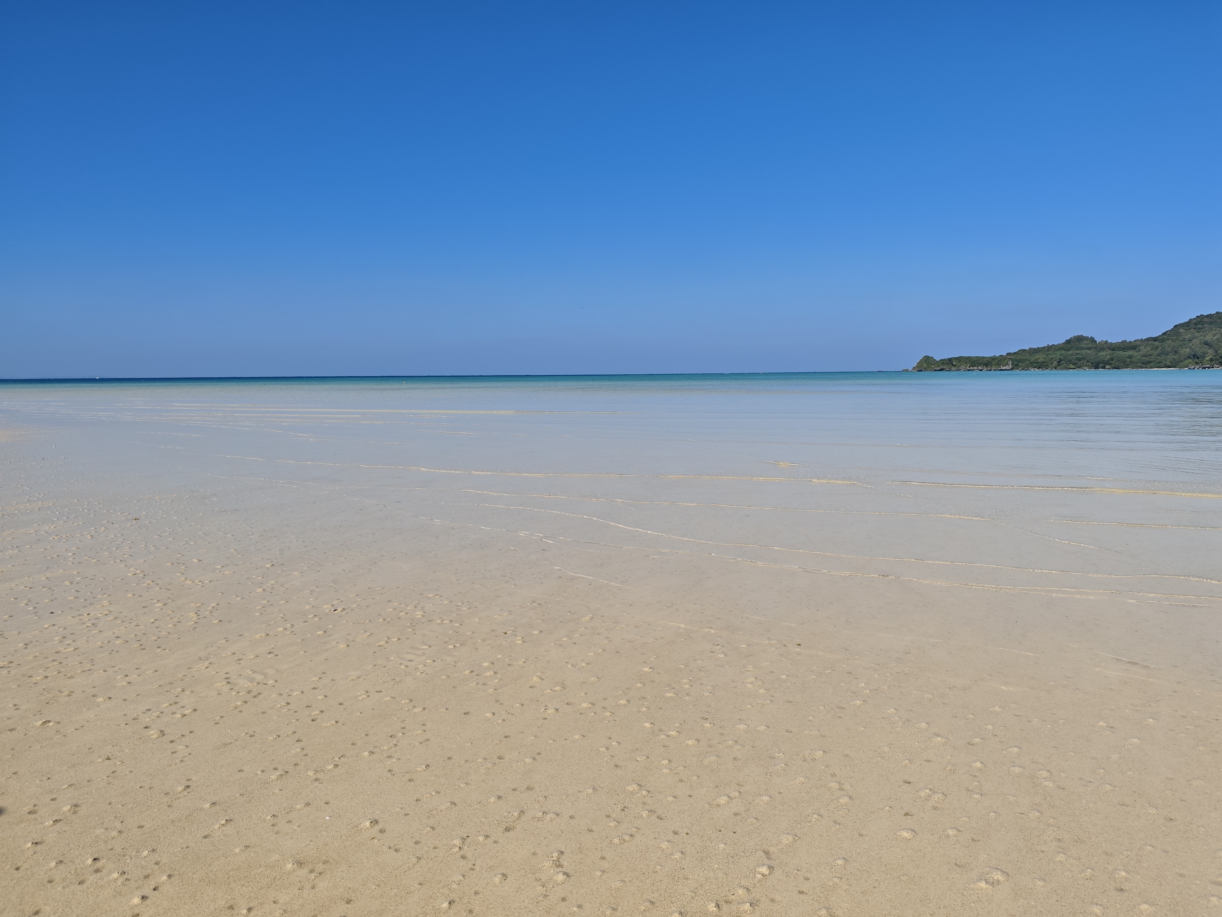 底地ビーチに広がる遠浅の砂浜