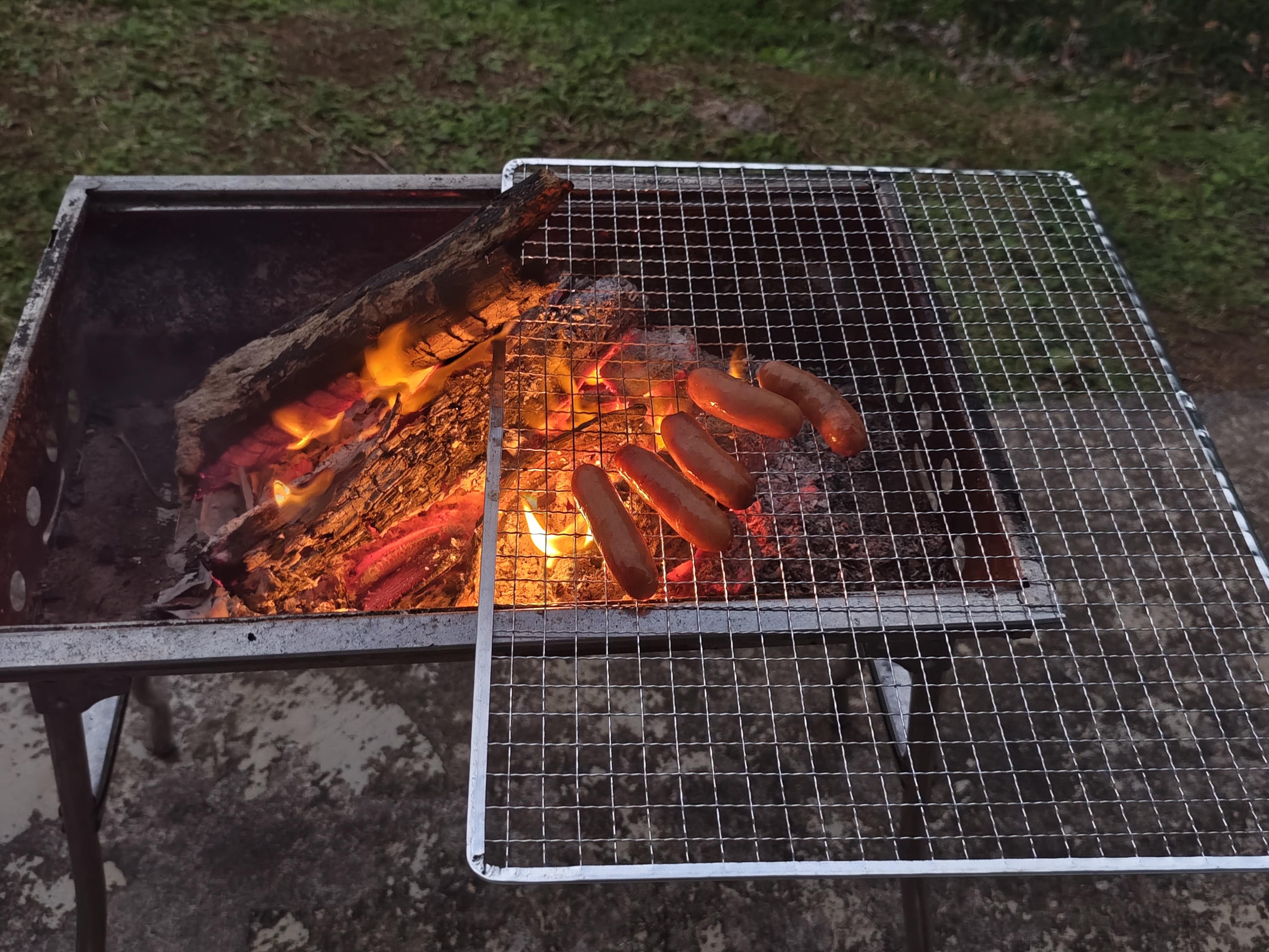 ソーセージ、直火で焼くとおいしいよねっ