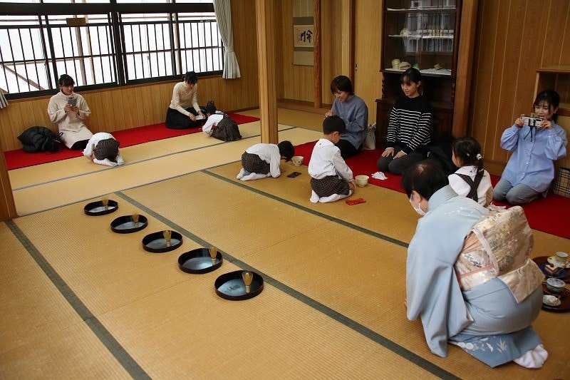 茶道をしている様子