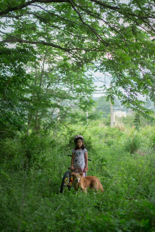 近所の森へ冒険に。