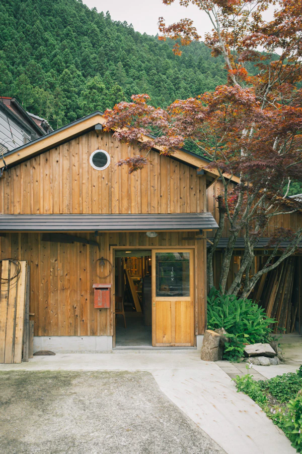 住む。