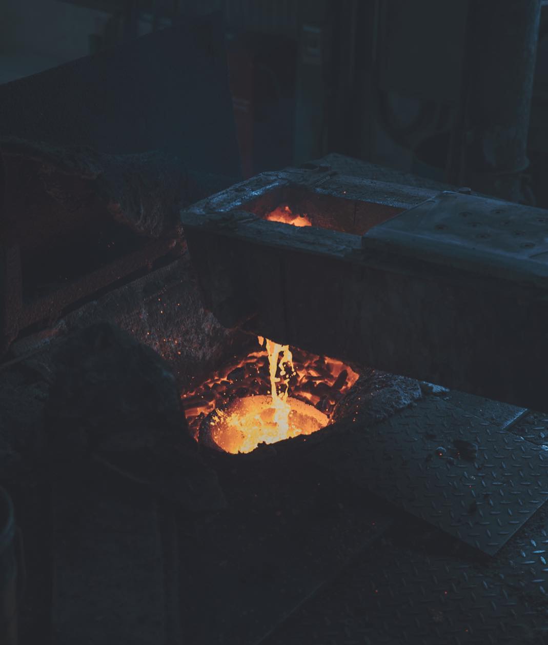 金属工場の溶鉱炉。