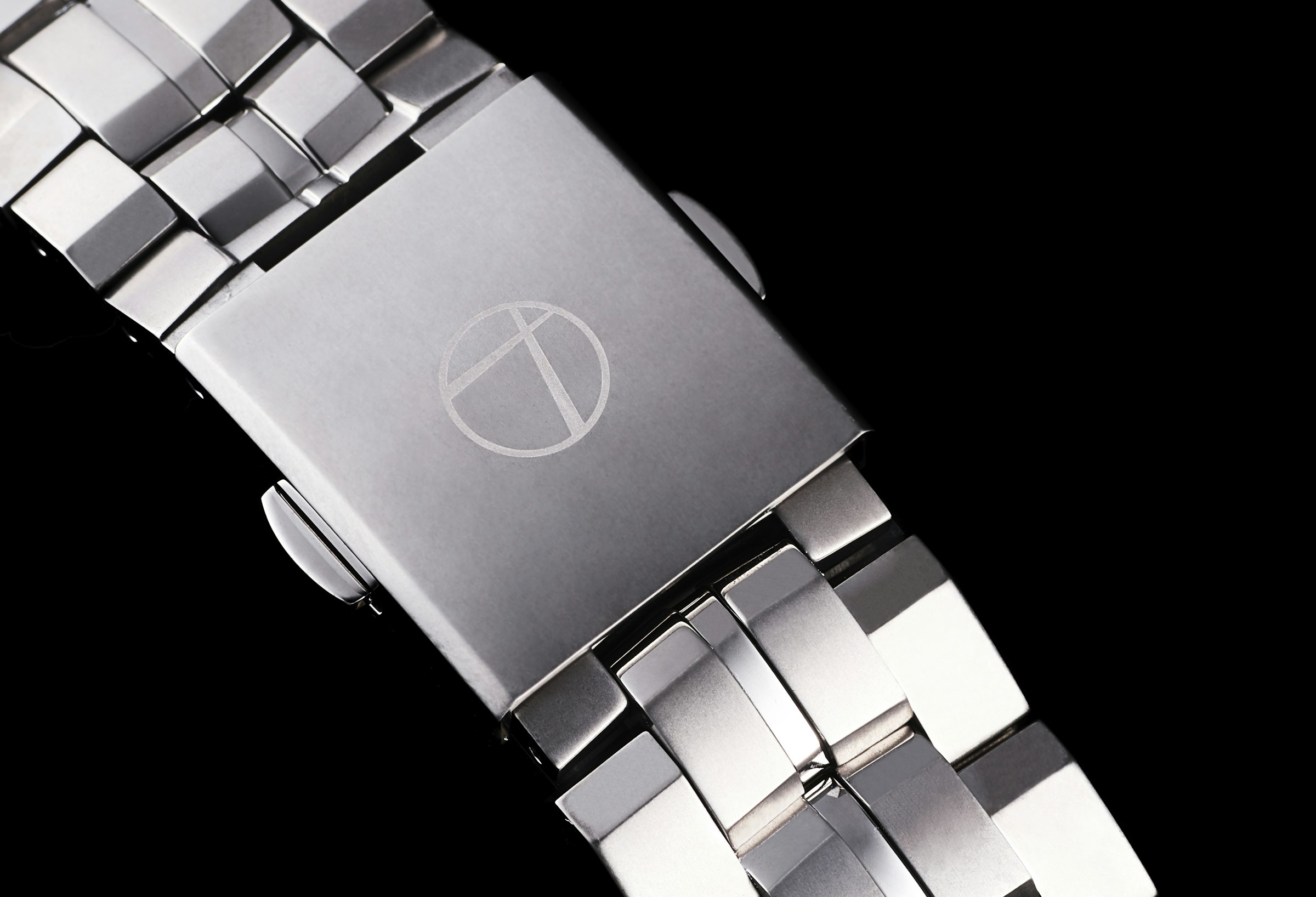 りゅうずとバックル部分にもアイコンであるOTマークが入る