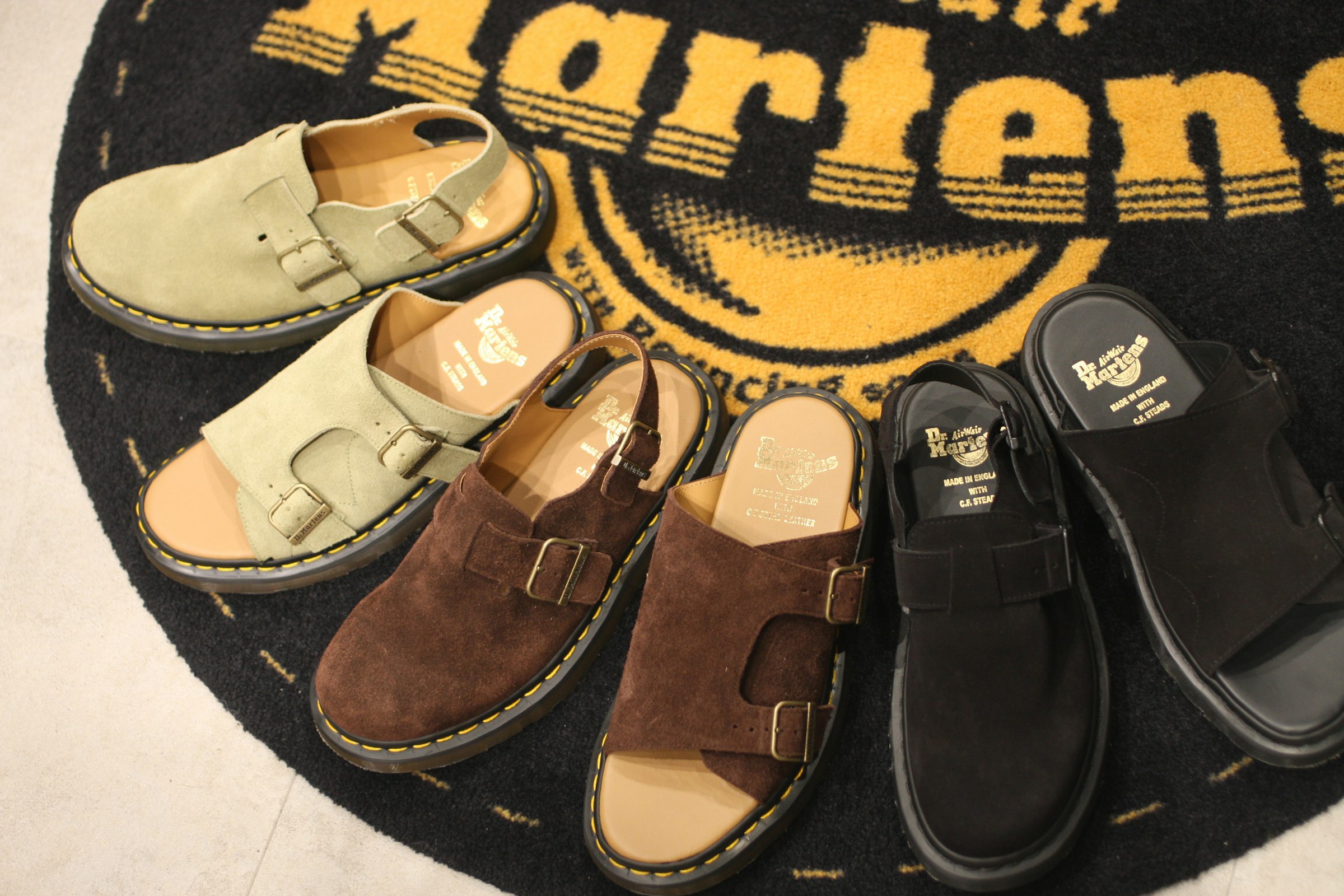 画像: シックな印象の“MADE IN ENGLAND”シリーズ。イエローステッチやエアクッションソールはそのままに、現在もイギリスの工場にて、高い品質の素材を使用し、熟練の職人たちがハンドメイドで製造している。インソール部分には“MADE IN ENGLAND”の箔プリントがほどこされる