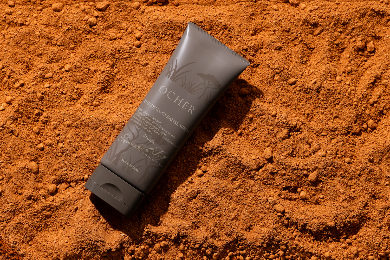 心地よい潤い感のある洗い上がりなので、紫外線が増えてくるこれからの時期にぴったり。  「オーカー ザ デュアル クレンズウォッシュ サバンナフィグ」 100g 2,490 円（税込）