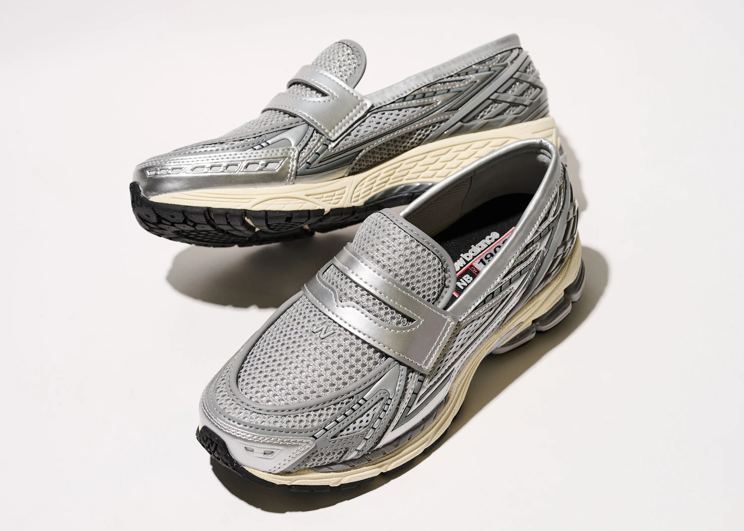 曲線を描くシンセティック素材のオーバーレイ、オープンホールのメッシュアッパーが足元に煌びやかな印象を与えてくれる。19,800円（税込）