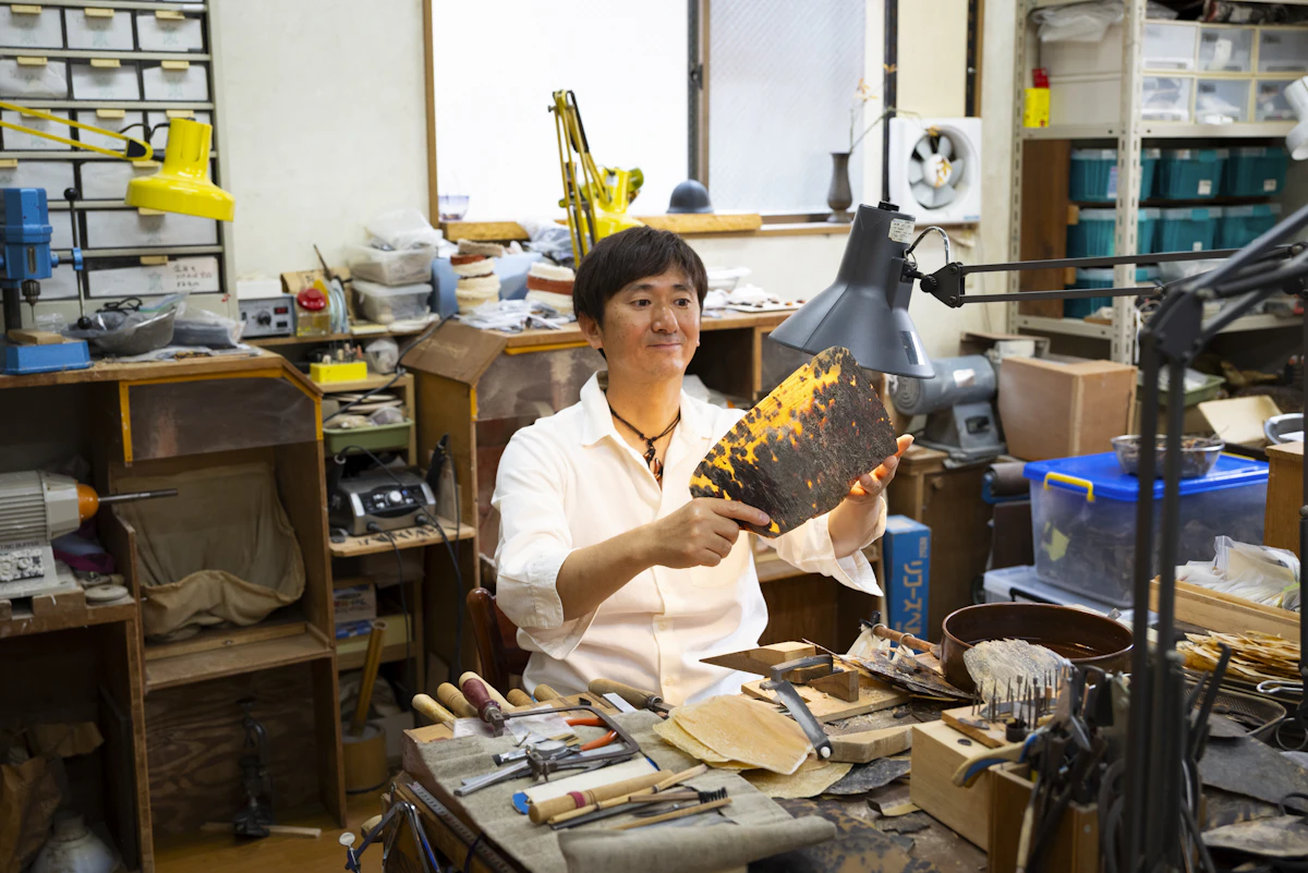 職人がウミガメを育てる理由。江戸鼈甲を未来へ繋ぐベッ甲イソガイの挑戦