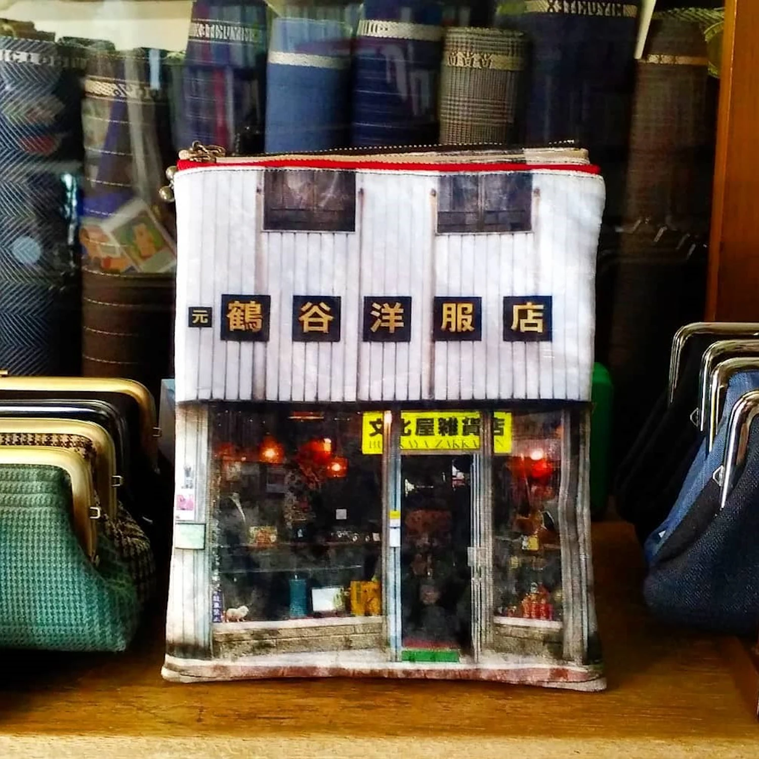文化屋雑貨店の看板入り画像を使った鶴谷オリジナル商品「テンポーチ」
