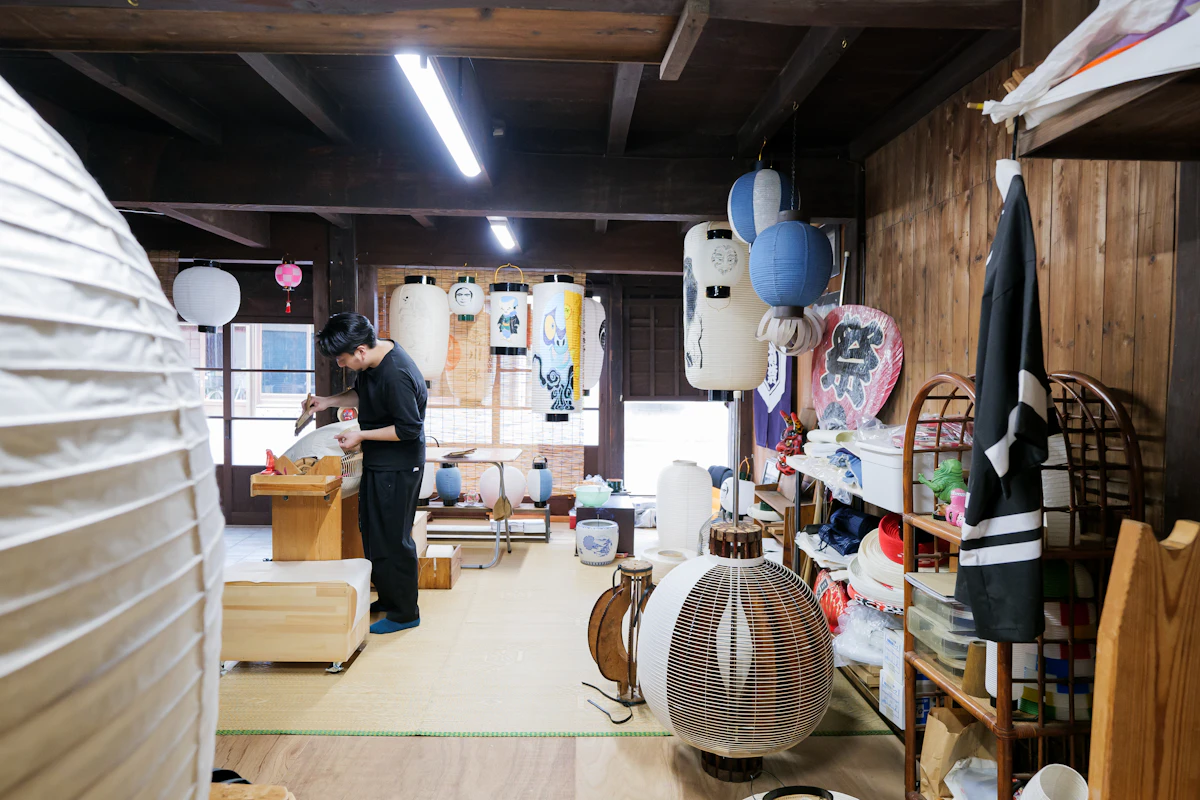 八女提灯「伊藤権次郎商店」8代目の伊藤博紀に聞く、世界から異例の依頼が絶えない理由