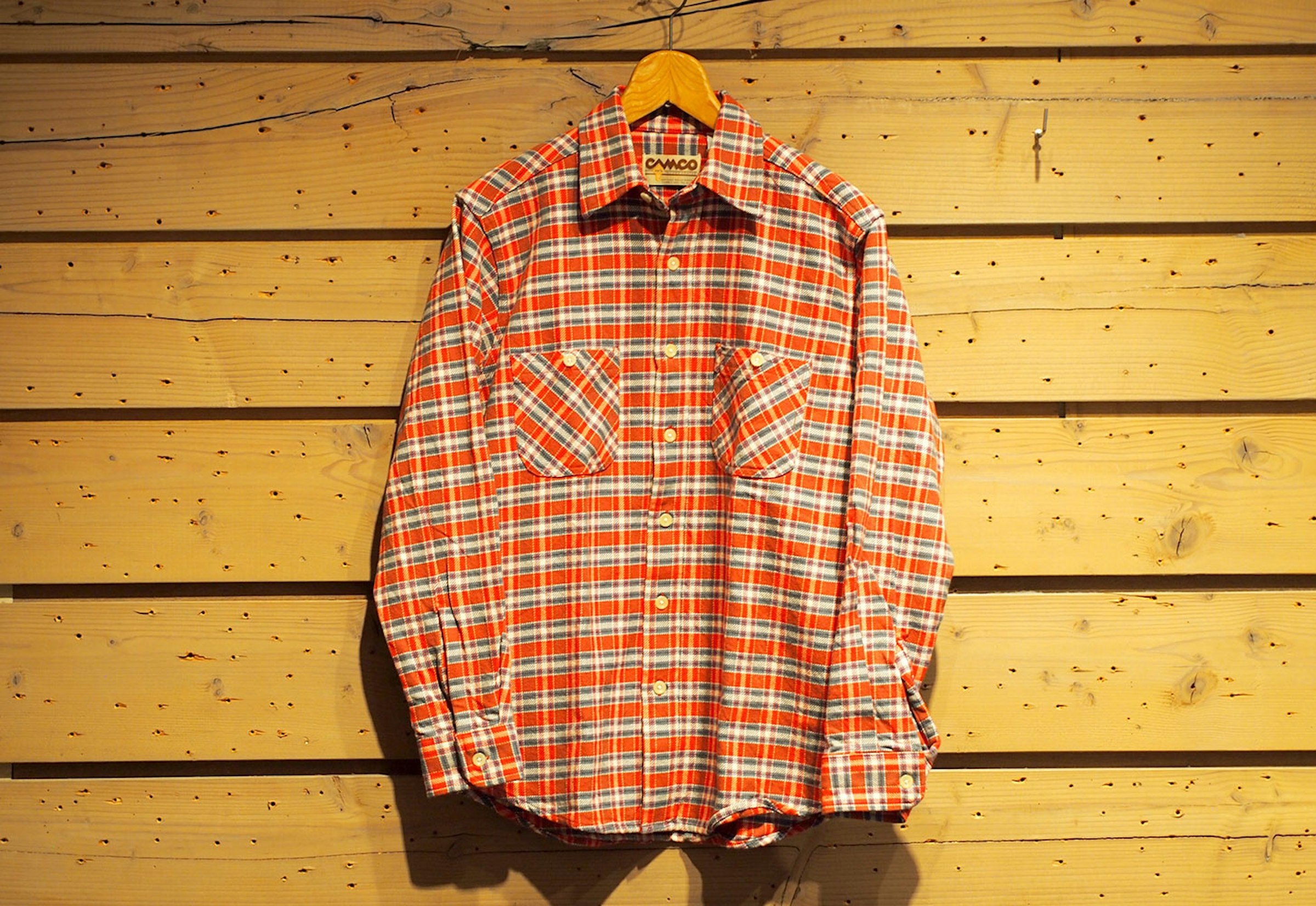 ヘビーウェイト フランネルシャツ ネルシャツ レッド　11,880円（税込）<br>定期的に4色ほど新色がリリースされ、どれもヴィンテージを元にしたこだわりのカラーバリエーションになっている。写真はレッド