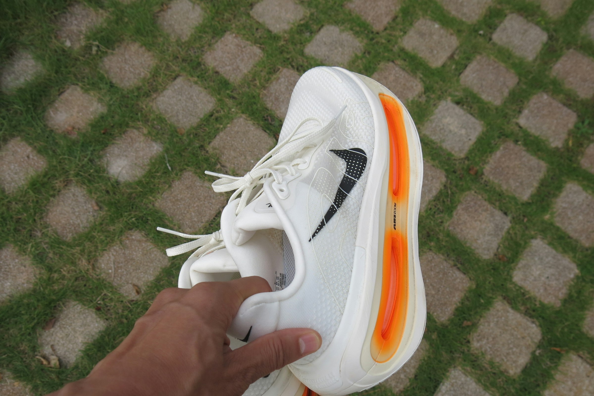 踵部のソール厚は55mm。かなりの厚底だ